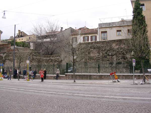Le mura di riviera Tito Livio
